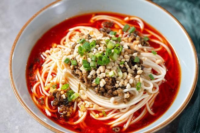 担担面的历史溯源：街头美食的传奇之旅