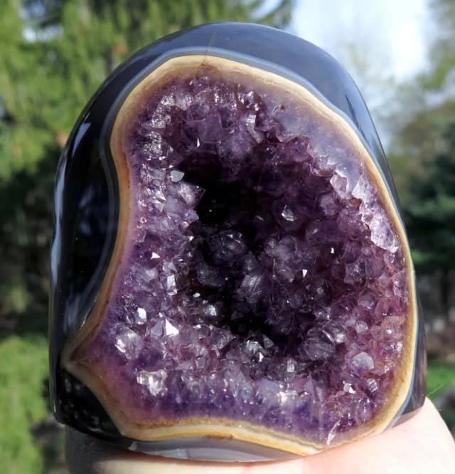 紫水晶晶洞：地质自然奇观