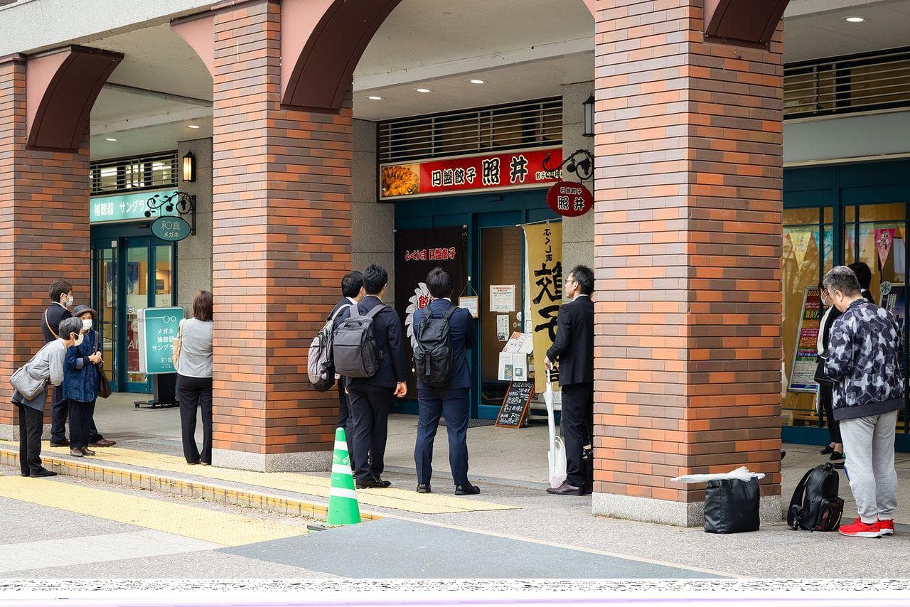 福岛市当地美食“圆盘饺子”：外皮酥脆、内馅多汁，70年不变的滋味