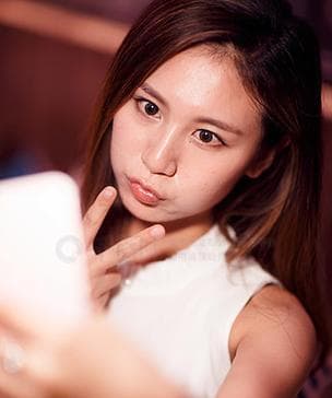 如何利用手机拍出完美自拍（掌握技巧，让自拍更出彩）