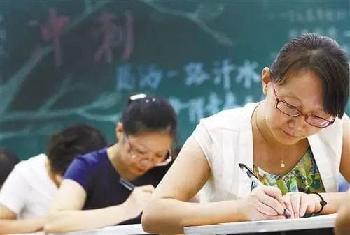 2024 教师行业新挑战：铁饭碗不再风光，教师的失业风险与出路。