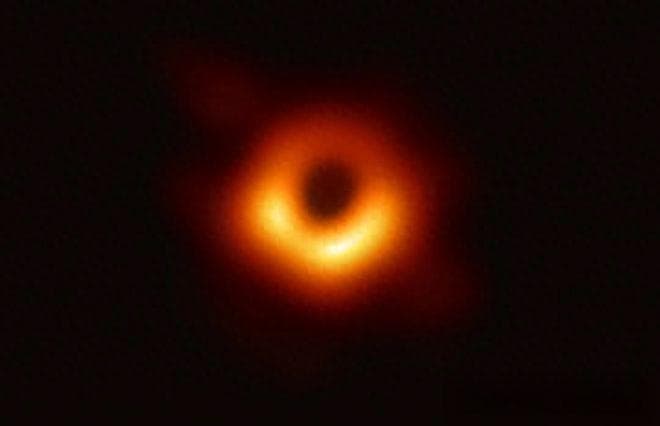 黑洞内部是什么？诺奖得主认为，宇宙“禁止”人类直接观察到奇点