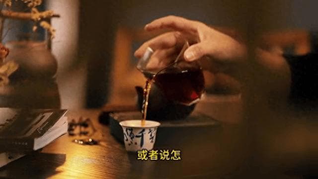 喝茶时的叩指礼：五叩、单叩与双叩的讲究