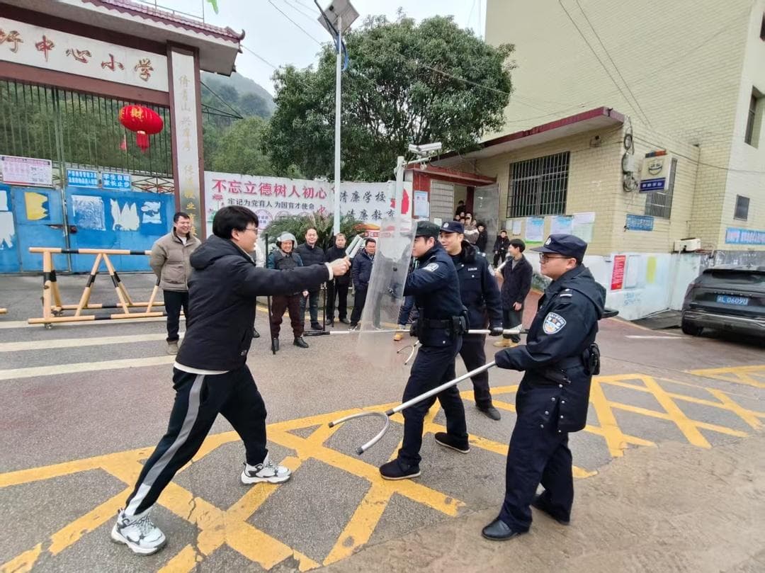 祠市中心小学校园反恐演练：警校联动，共筑安全防线