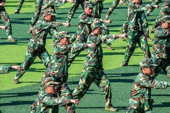 大学军训：磨砺意志、学习技能、培养国防意识