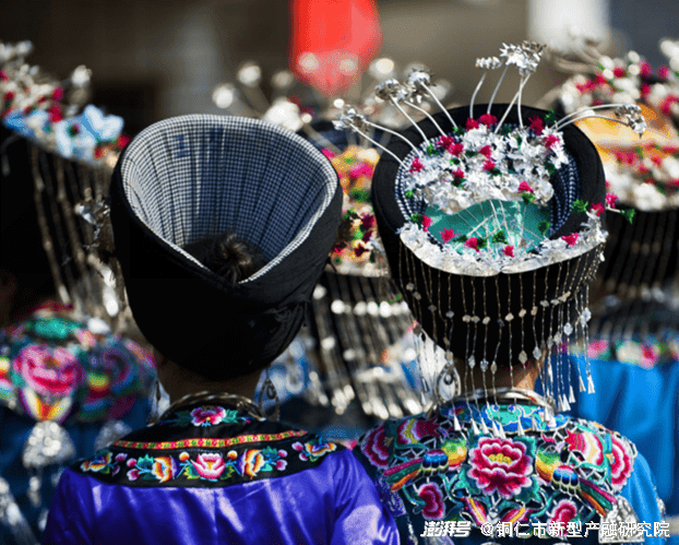 贵州苗族服饰：多彩文化传承——松桃苗族服饰图案和色彩之美
