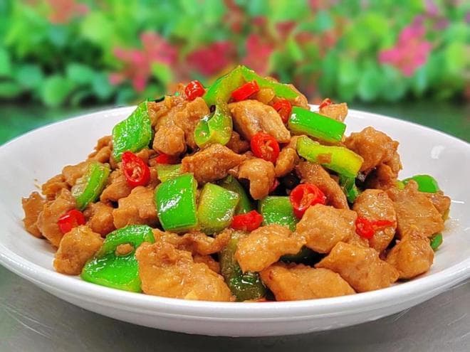 青椒炒鸡胸肉鲜嫩不柴的秘诀，鸡蛋+热油锁汁法，低卡高蛋白爆香