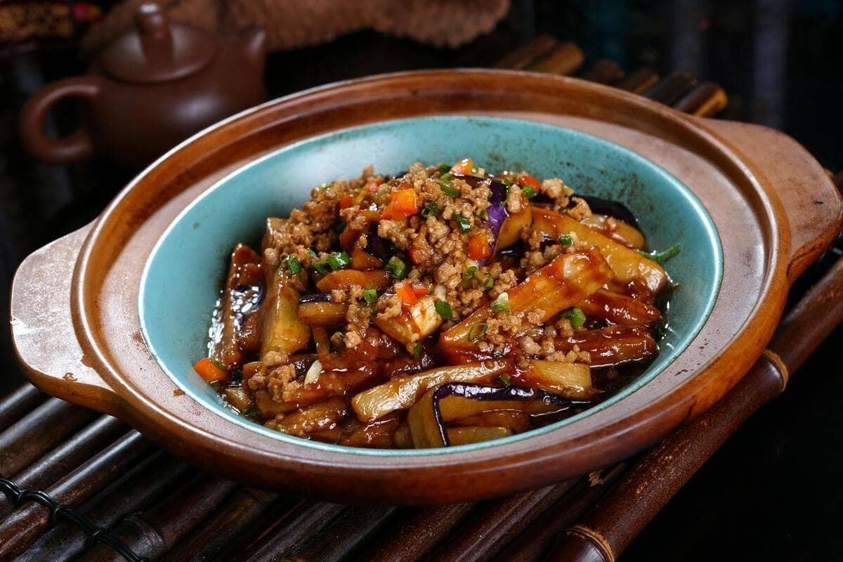 肉末茄子，怎样做省油又油亮好吃，下锅前多加1个动作至关重要