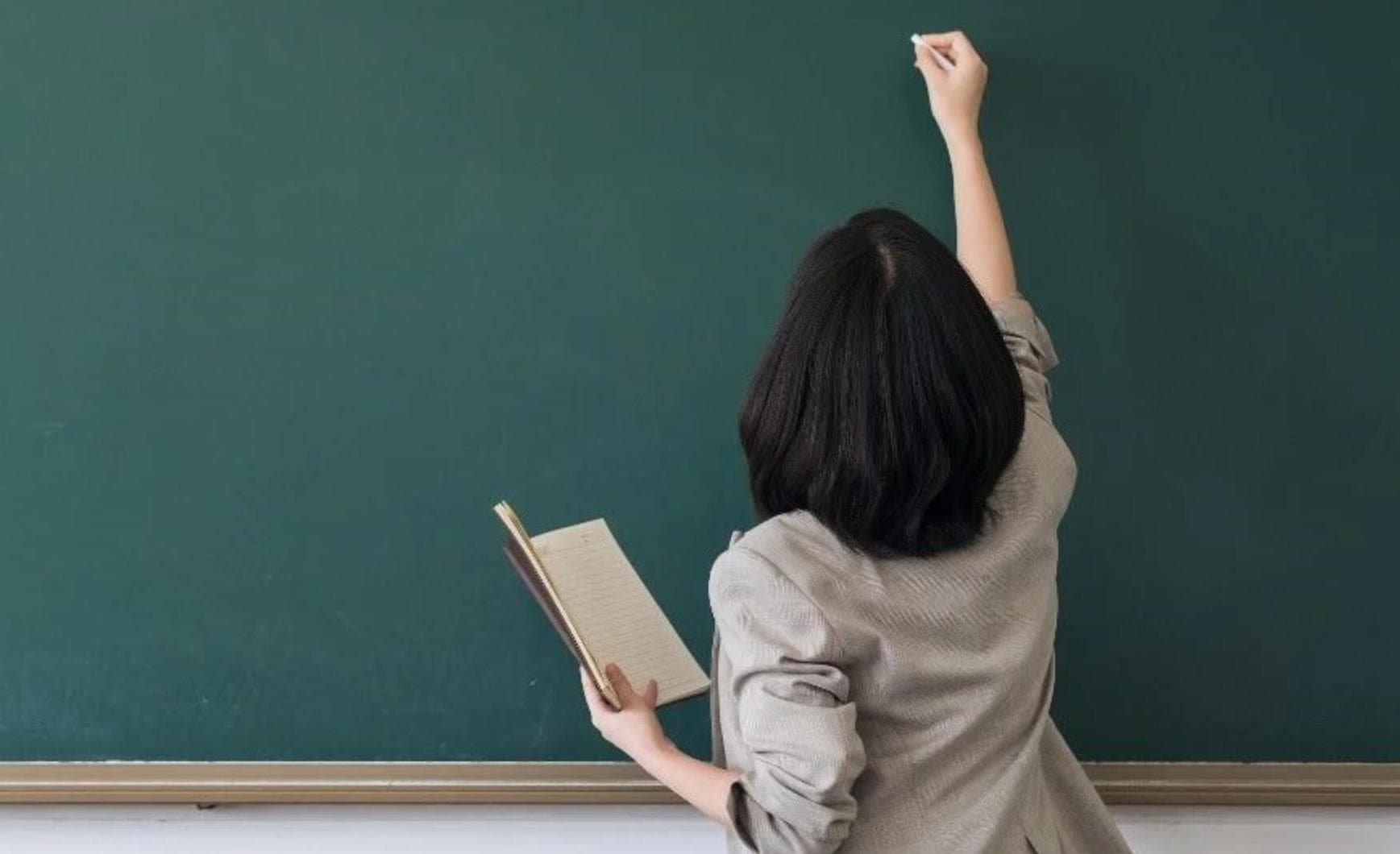 小学生因上课说话被老师用胶布封嘴，律师：家长有权要求学校或涉事老师杨某进行赔偿