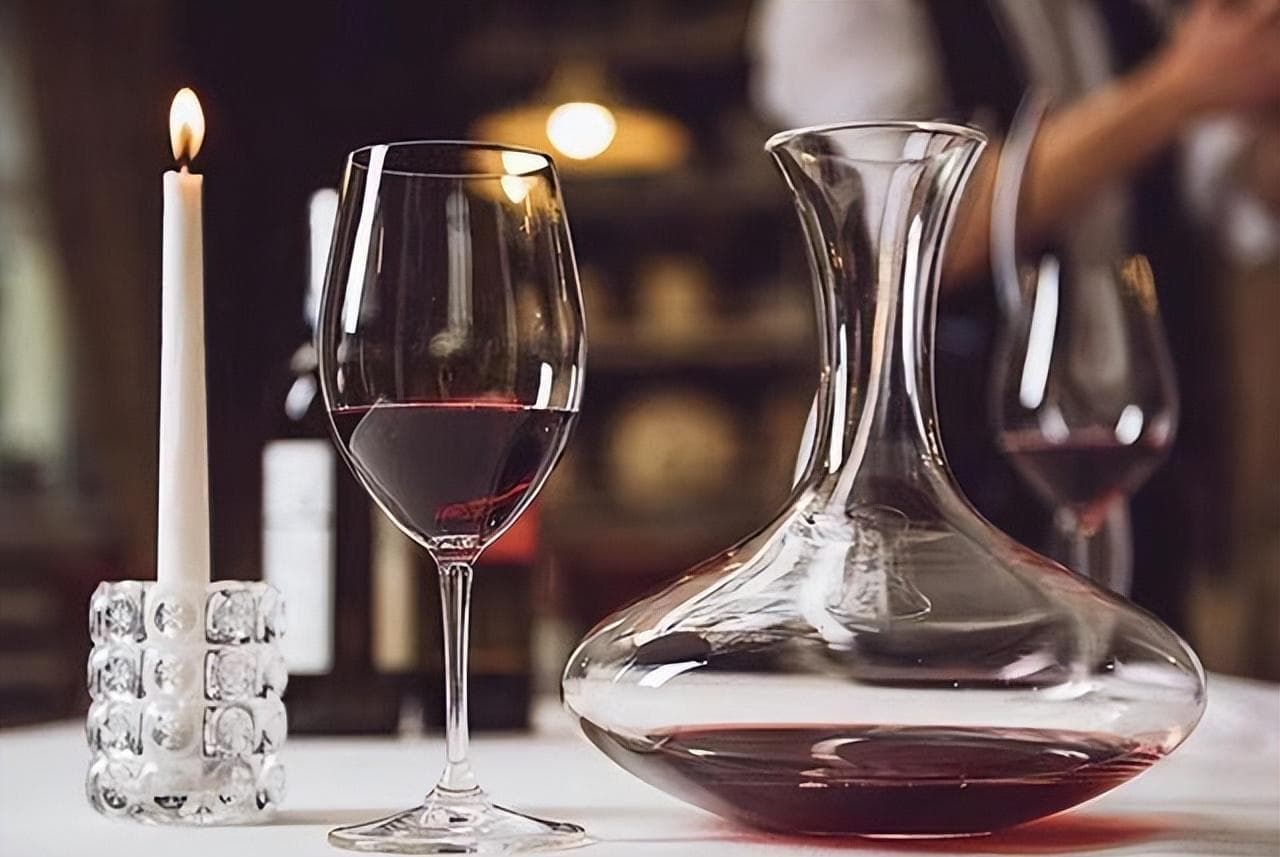 葡萄酒醒酒全攻略：一次性掌握所有技巧