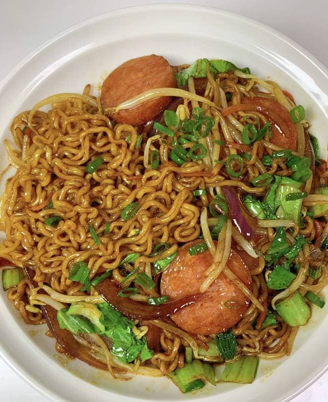 香肠炒面制作秘籍：家常美味，简单烹饪，轻松打造温馨餐桌！