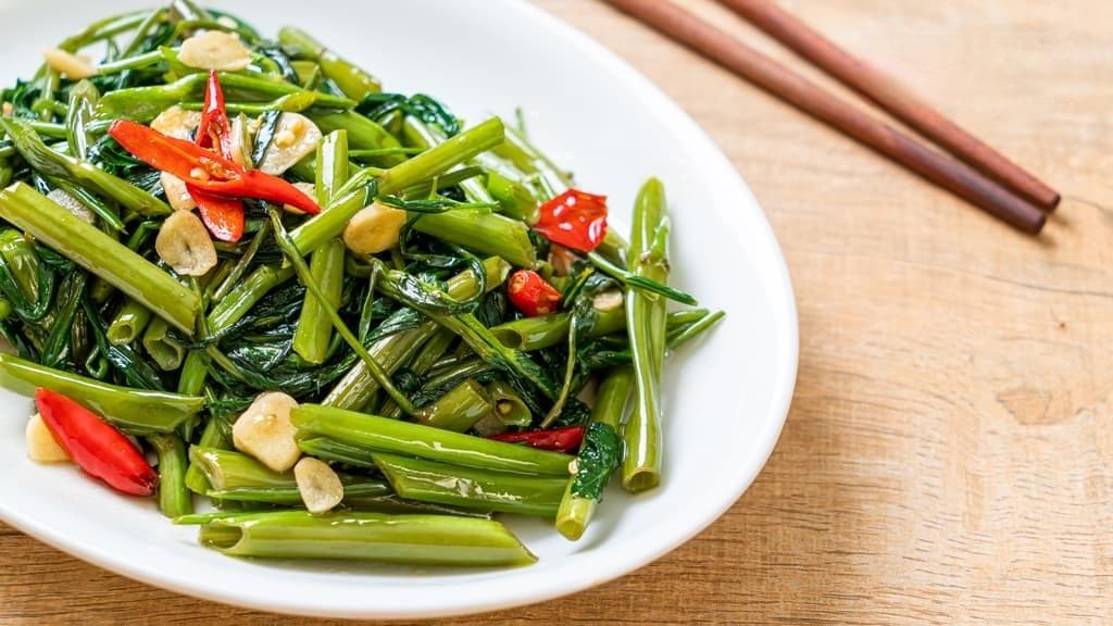 炒青菜总是变黑？专家教你炒出青翠叶菜！热锅冷油、盐要这时间加