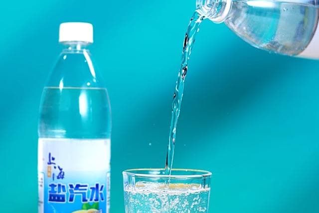 盐汽水是碳酸饮料吗？作用与功效和危害全解析
