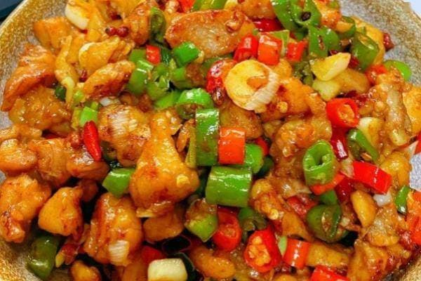 青椒辣子鸡，一道简单易学、美味可口且营养丰富的家常菜