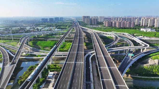 为何美国高速免费还能赚钱？而中国高速公路收费却8年亏了6万亿？