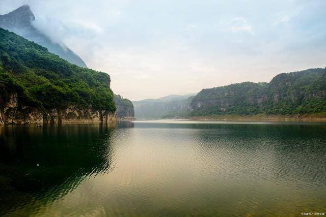黔江区小南海，入冬2日游攻略：探秘地质奇观，品味冬日美味