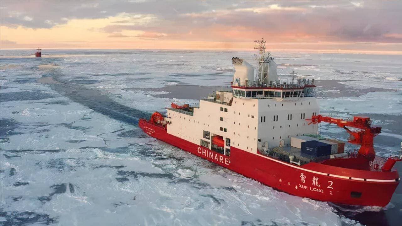 中国的"雪龙2号"破冰船成功开辟北冰洋航线