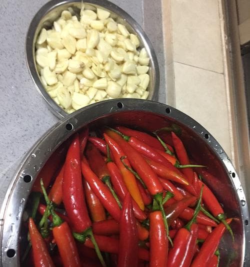 自制红辣椒酱的做法（辣味爆棚！打造最正宗的家庭自制红辣椒酱）