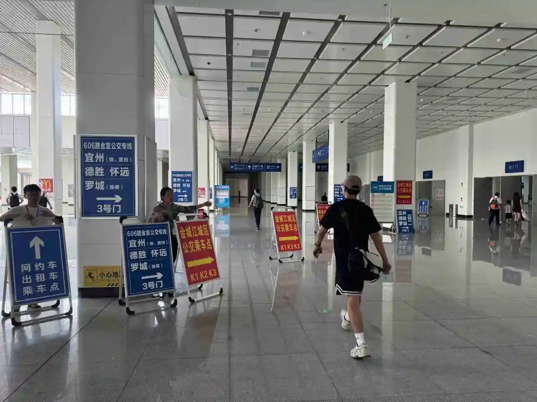 换乘步行4分钟！河池高铁站把公交站搬到了大厅里