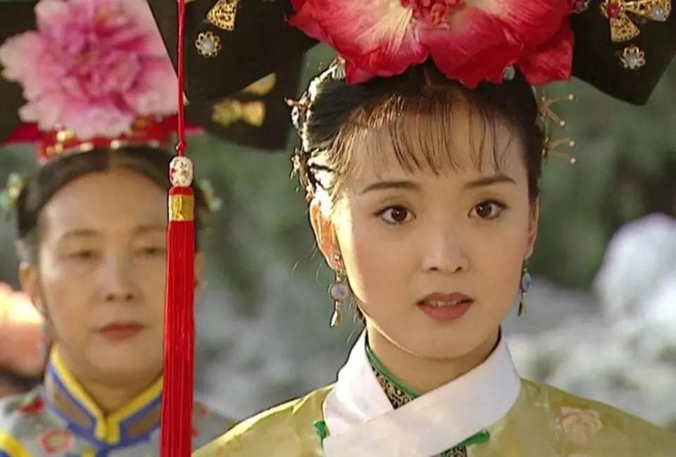 《甄嬛传》钿子旗头全解析：宫廷发饰里的尊卑秩序
