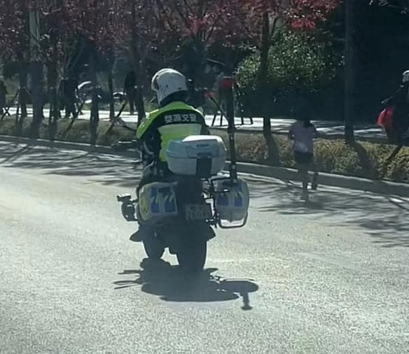6岁女孩跑完42公里全马？女孩父亲回应：孩子即将满10岁，已训练3年，愿受处罚