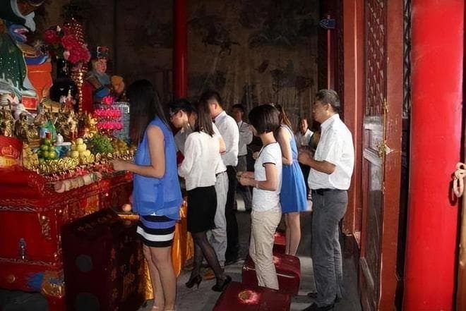 和尚的“工资”从哪发？真是信徒的香火钱？看了你还会捐钱吗？