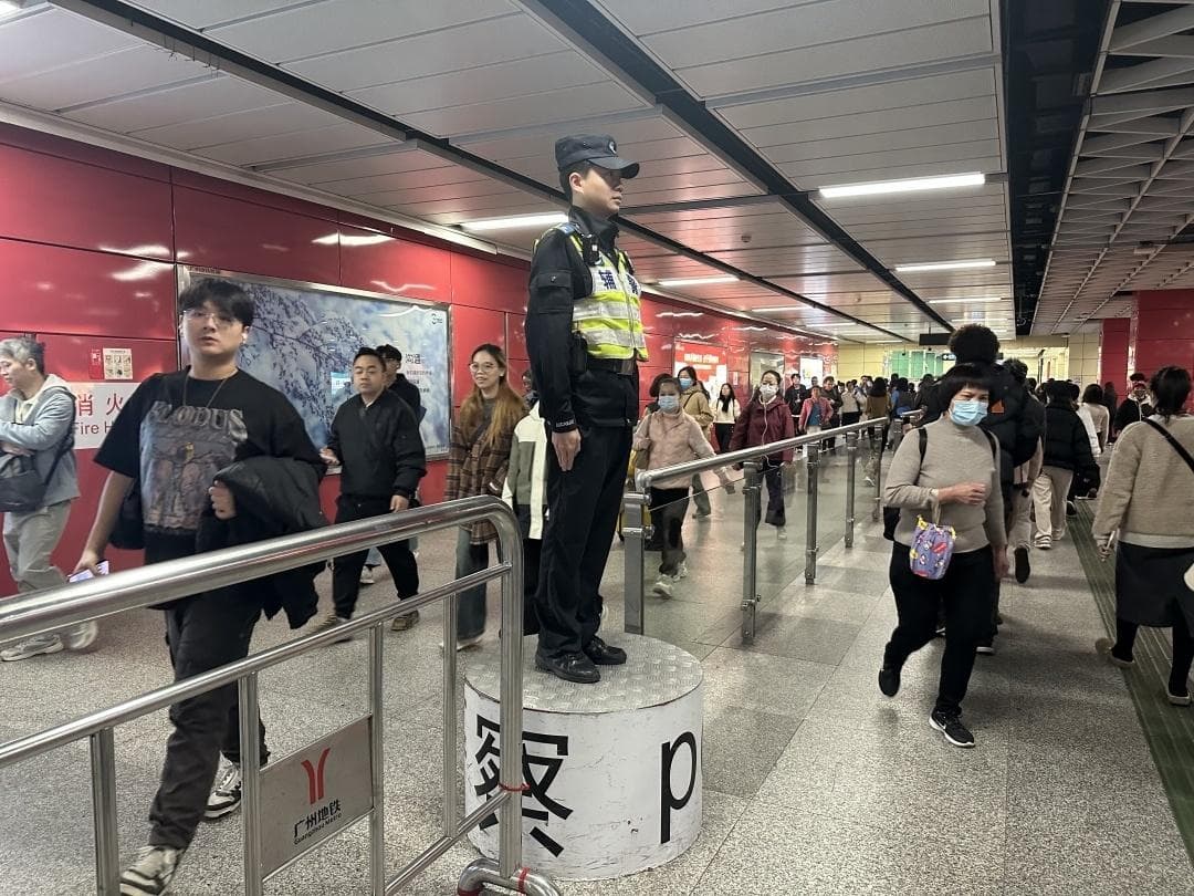 每日投入安保力量约2.2万人次，广州警方守护春运平稳有序