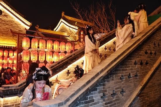 穿着汉服去旅行，读懂传统服装里的文化密码
