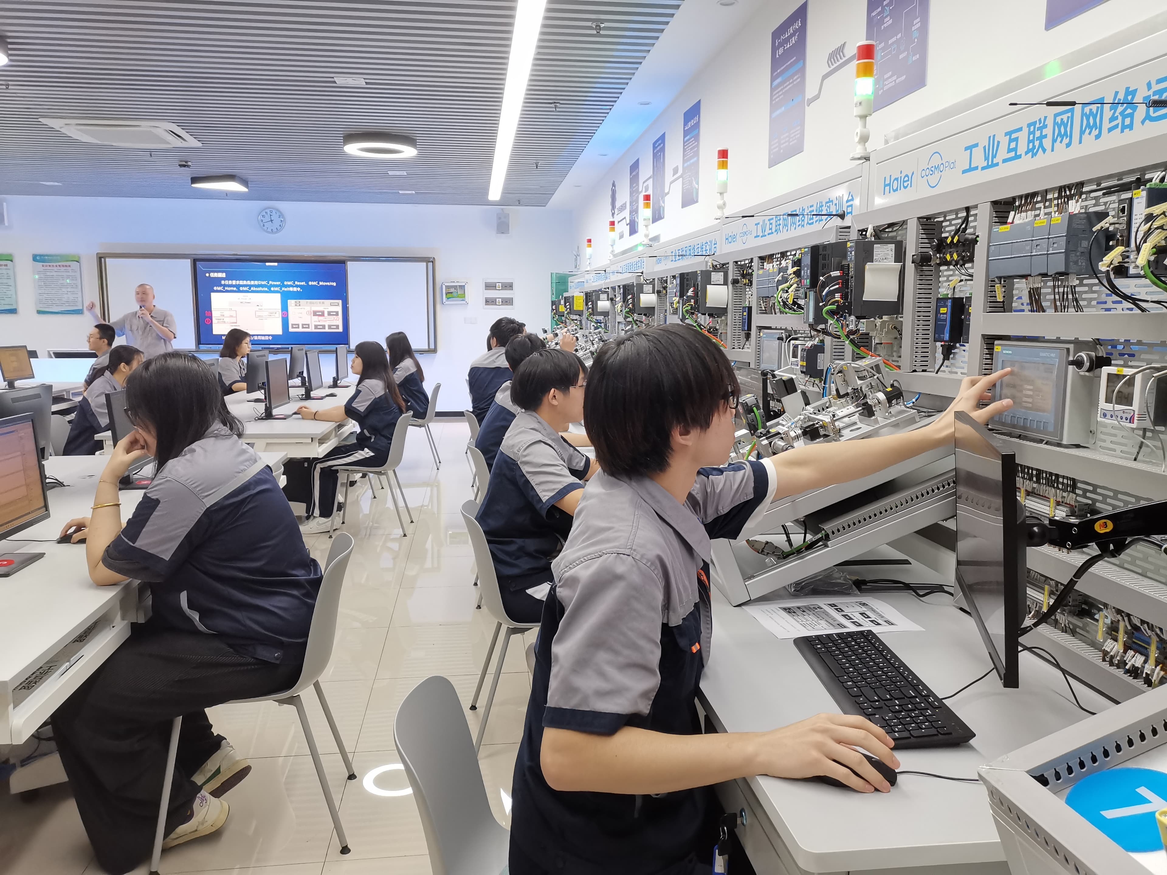 向“新”求“质”！鹏城技师学院打造工业互联网人才培育新高地