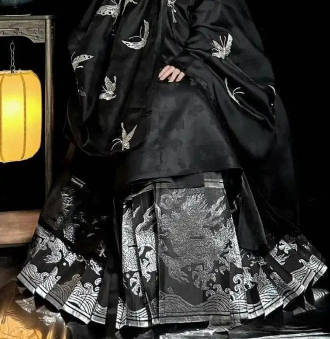 黑色汉服：秋日里的高级时尚宣言