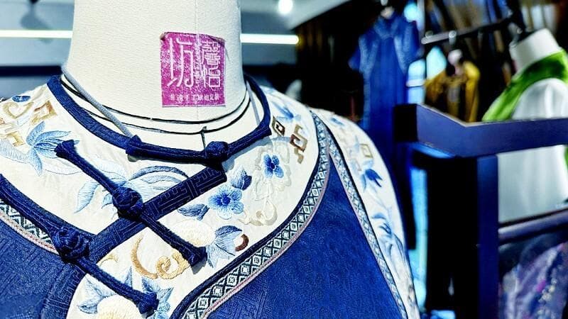 传统工艺与时尚设计完美融合 巧手匠心让旗袍焕发新光彩