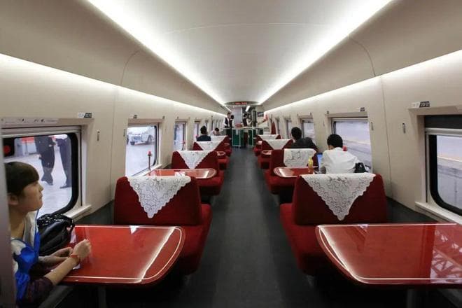 高铁餐车全攻略：位置、功能及无座乘客使用指南