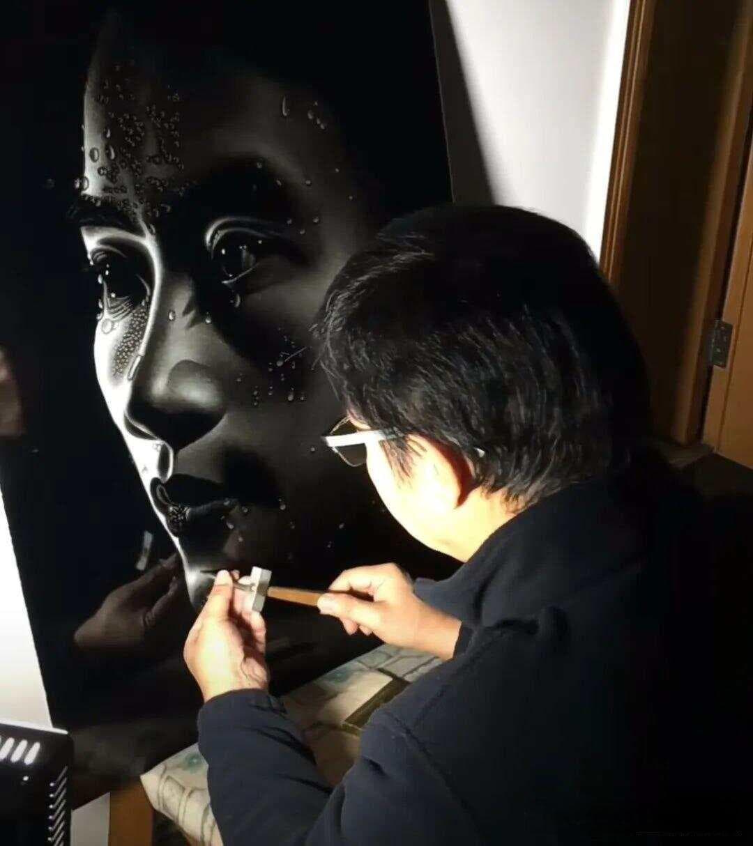 中国非遗传承人刘金铎：用锤子敲打玻璃，创造肖像画奇迹