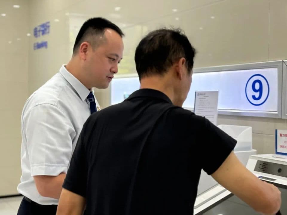 储户看呆了：钱存越久利息越低？