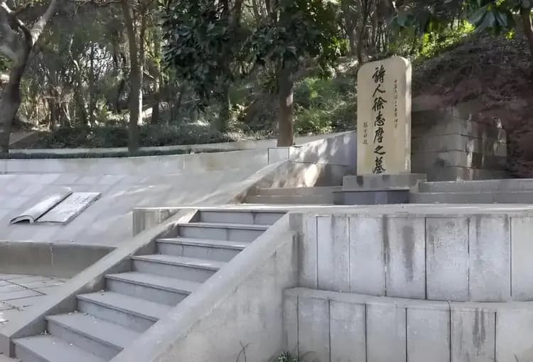 才情与争议交织：徐志摩的跌宕人生
