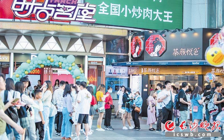 从香江到湘江，香港人爱上“长沙游” 在五一广场，走几步就能听到广东话