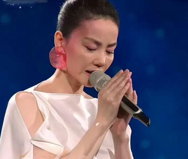 王菲演唱会泪崩现场：一首歌让全场观众找回青春记忆