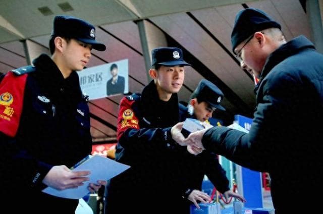 北京铁警在七大火车站“摆摊”呼吁珍视110报警资源 ：去年接到无效报警占两成