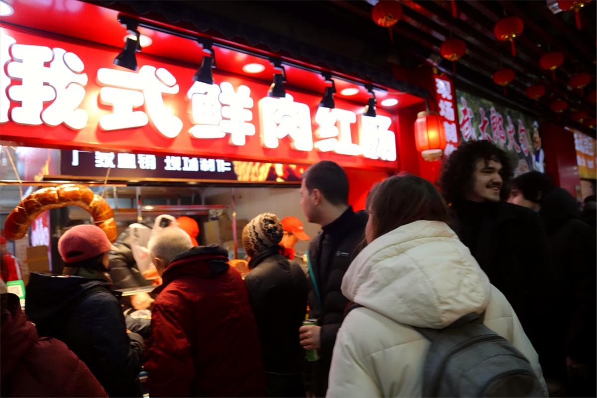 留学生走进沈阳大东副食品商场 探寻中国年味儿的独特密码