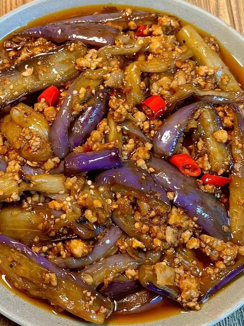 肉末茄子，这道菜以其独特的肉香味和鲜美的口感，深受人们的喜爱。