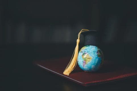 留学生算“留学账” 越算越难