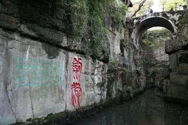 虎丘剑池，寻访传说中的“阖闾墓”