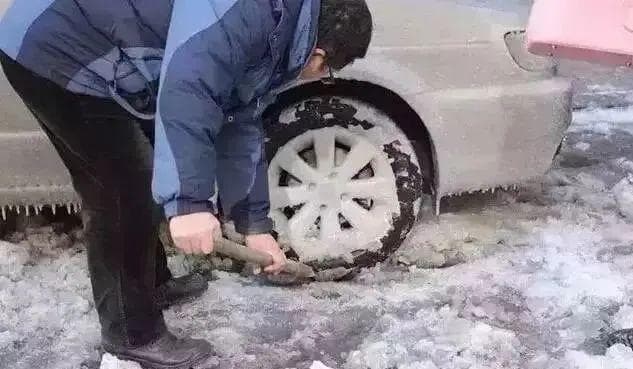 大雪天汽车使用指南：正确除冰与防冻全攻略