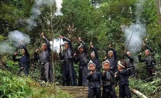 最后的枪手部落！中国唯一可合法持枪的村寨，大人小孩人手一把