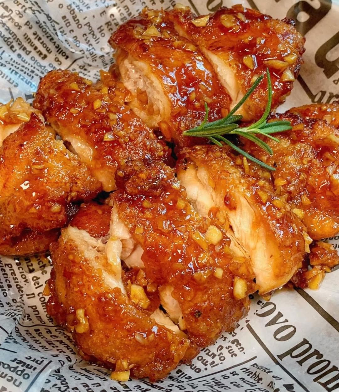香酥蒜香烤鸡块：外酥里嫩，蒜香四溢