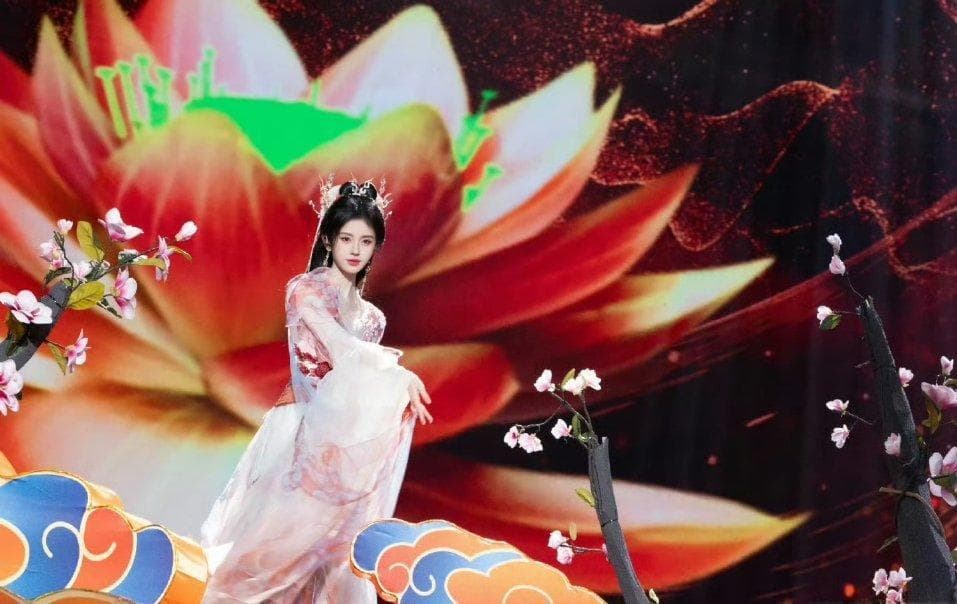 神女降世，敦煌飞天：鞠婧祎春晚舞台的艺术盛宴