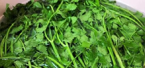 水芹菜炒熏肉：一道简单又美味的家常菜