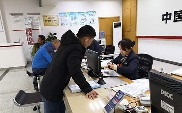 交强险和商业险不在一家公司买，出险后怎么理赔？