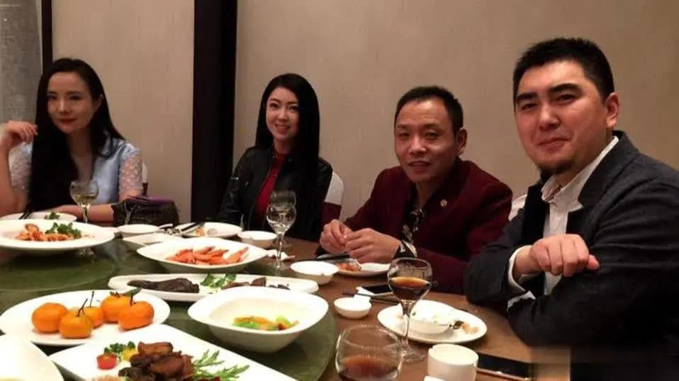 饭局迟到，有人调侃“来这么晚，吃剩饭呢？”高情商回复来了