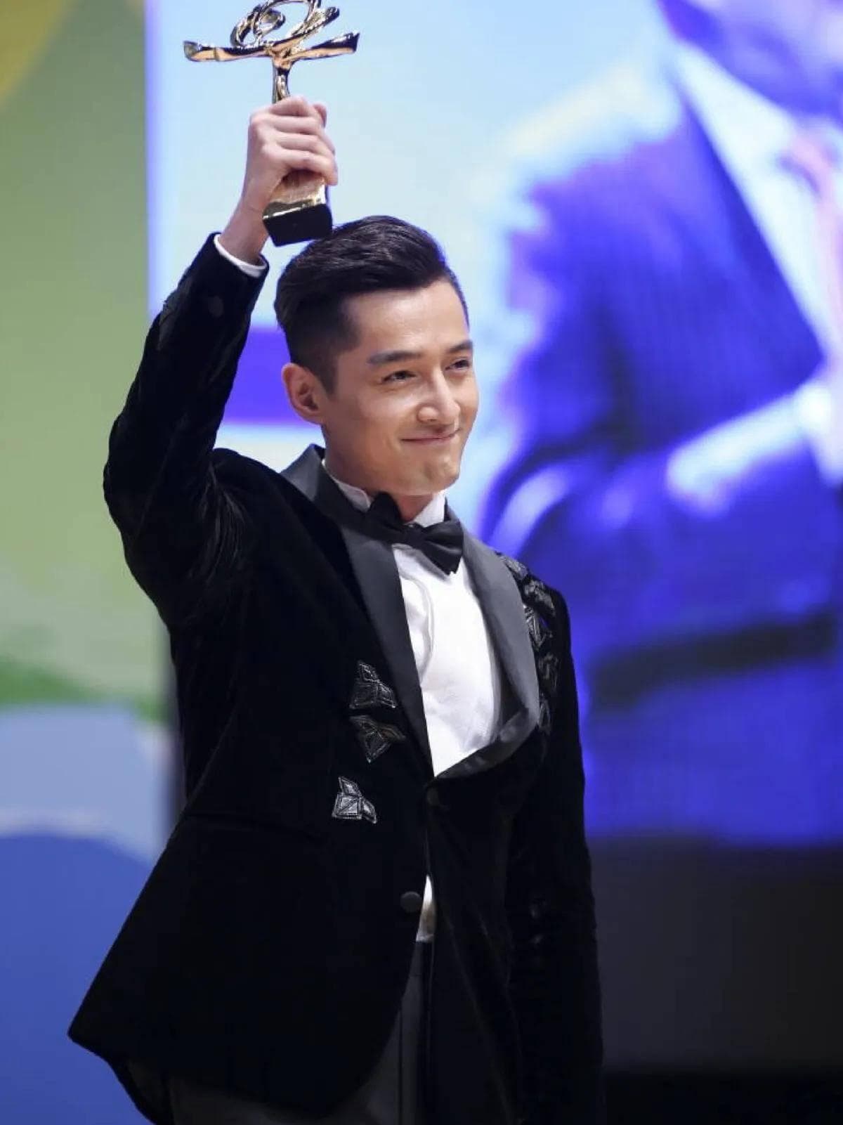 胡歌荣膺白玉兰视帝，佳作迭出再攀演艺高峰